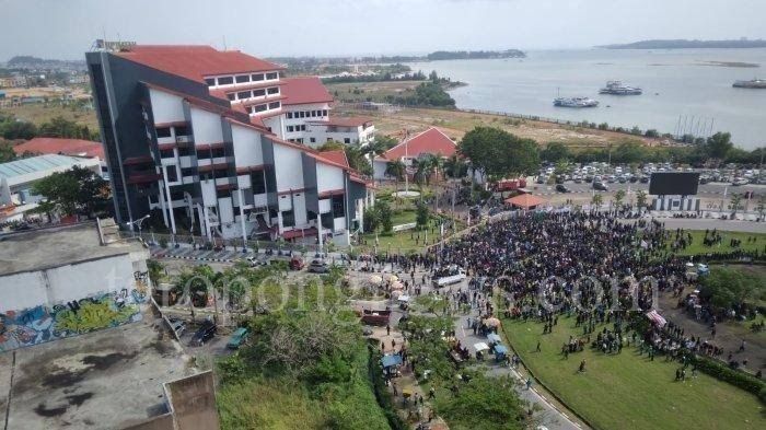 Massa melakukan aksi di kawasan kantor BP Batam.