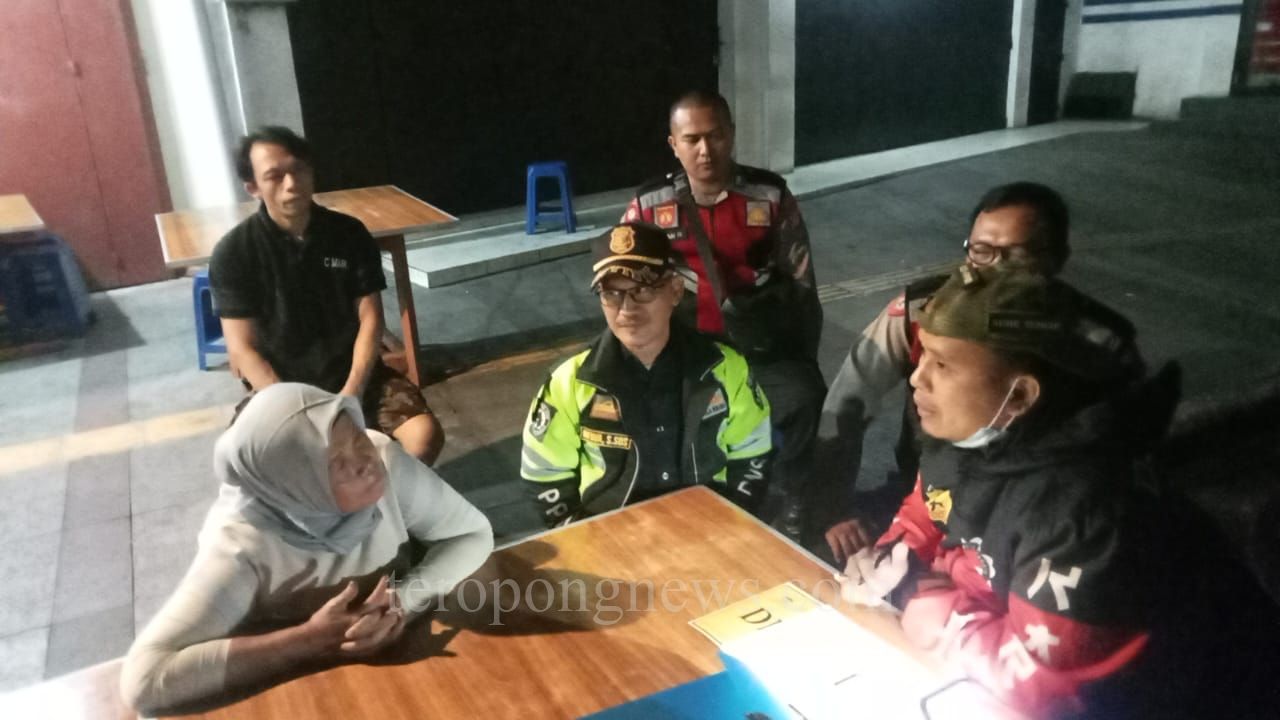 Satpol PP Kota Bandung Tindak Pelaku Buang Sampah Sembarangan