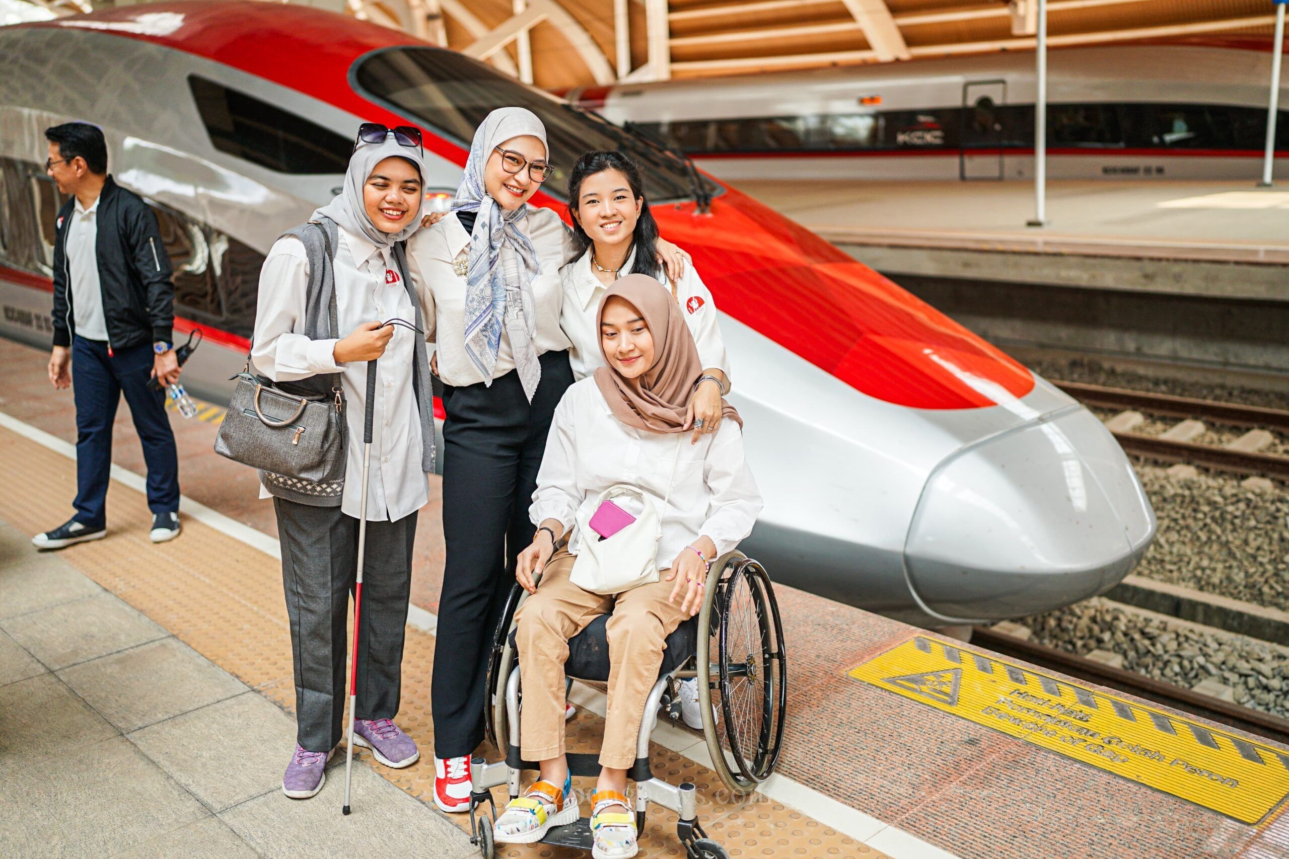 Angkie Yudistia Coba Kereta Cepat Bersama Teman Disabilitas, Ini Masukan dari Mereka!