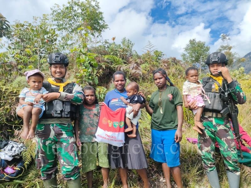 Datangi Warga Sinak, Papua, Satgas Mobile Raider 300 Bagikan Baju Anak-Anak