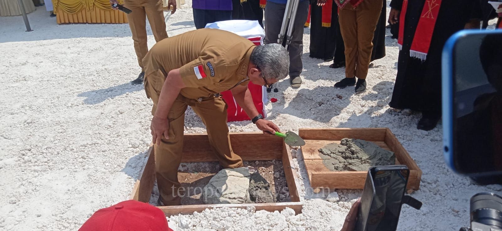 Bupati Malra Letakkan Batu Pertama Pembangunan Gedung Gereja Karunia