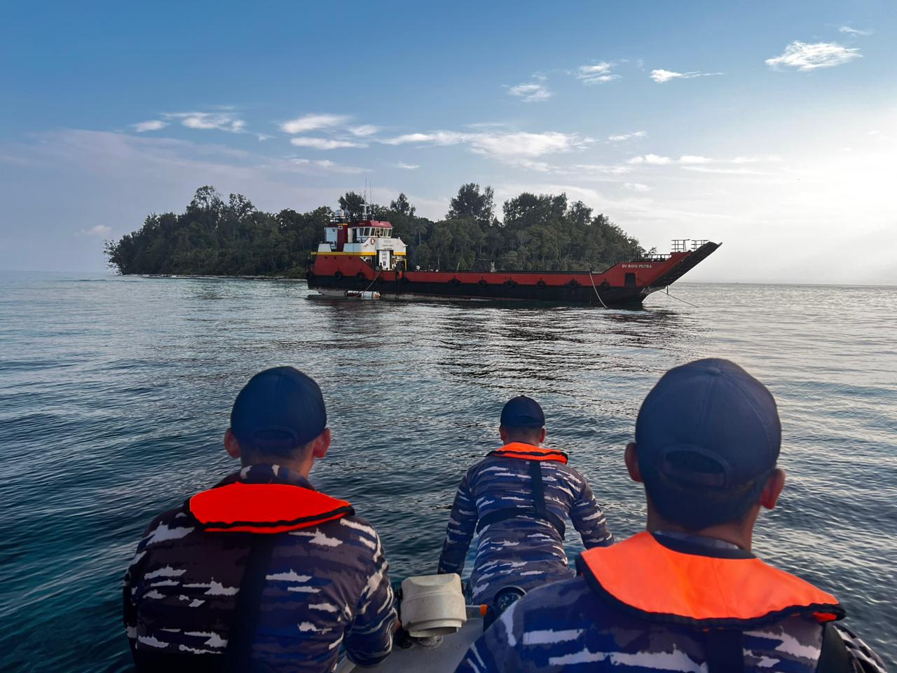 Bantu Kapal LCT Yang Kandas di Pulau Terluar, Koarmada III Kerahkan Dua Kapal Perang