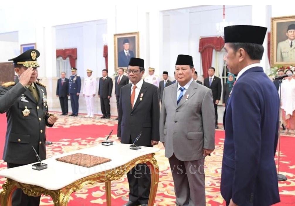 Menkopolhukam Mahfud Md (tiga kanan) bersama Menteri Pertahanan Prabowo Subianto (dua kanan) menghadiri pelantikan Panglima TNI Jenderal Agus Subiyanto oleh Presiden Joko Widodo di Istana Negara, Jakarta, Rabu (22/11/2023).