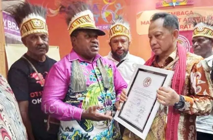 Hadiri Peringatan HUT ke-22 Otsus, Mendagri Dianugerahi Penghargaan dari LMA Papua Barat Daya