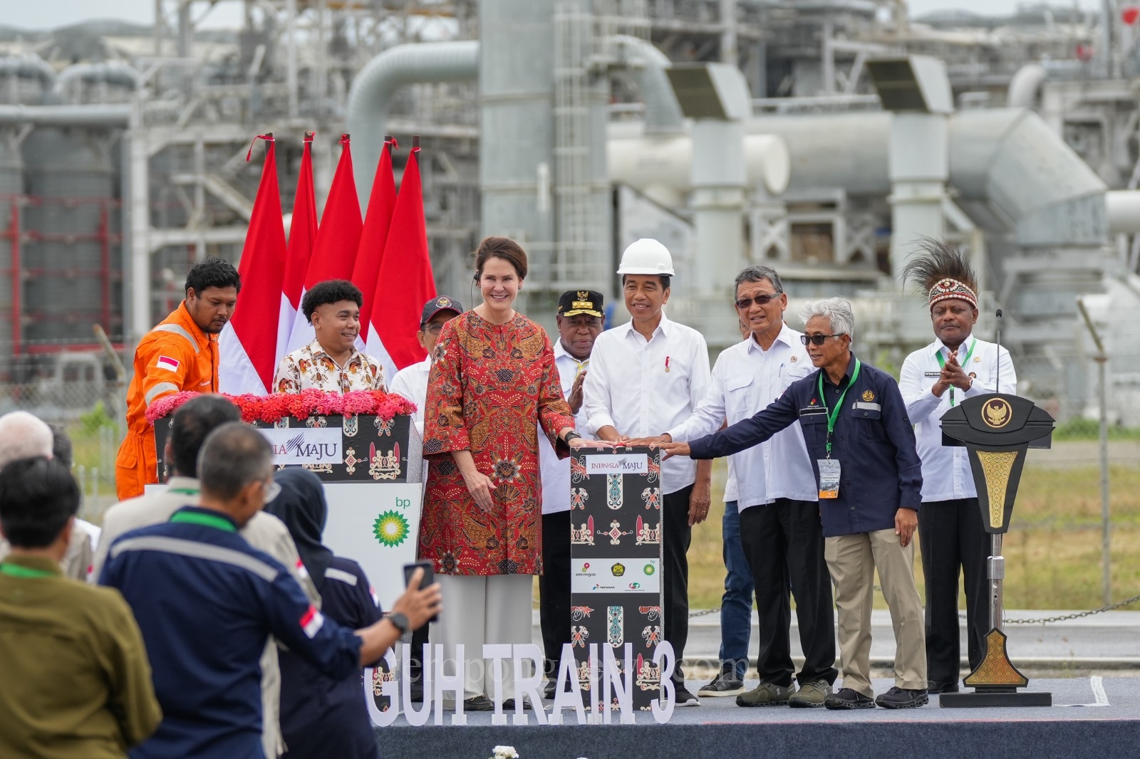 Presiden Jokowi Resmikan Proyek Tangguh Train 3 di Teluk Bintuni Papua Barat