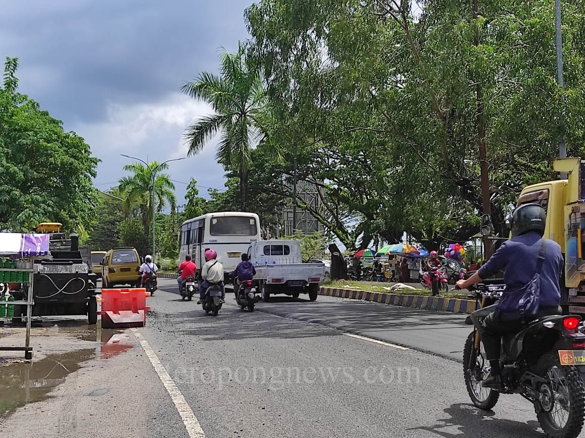 Jalan Raya di Sorong Tiba-tiba di Aspal Jelang Kunjungan Presiden Jokowi
