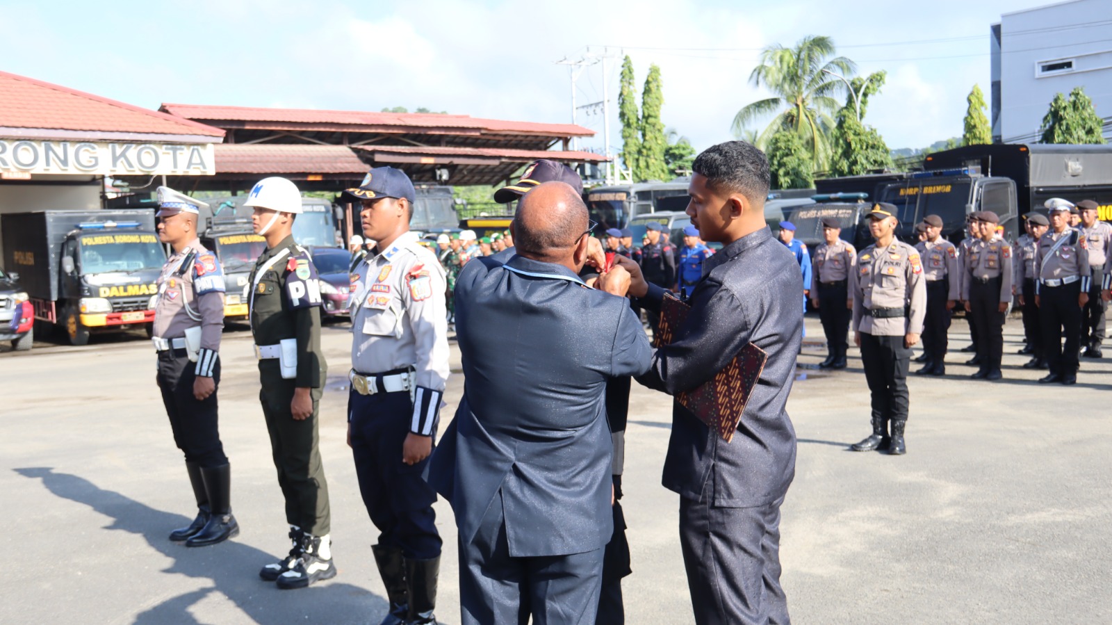 Pj. Walikota Sorong, Septinus Lobat saat memberi tanda pita Operasi Lilin 2023.