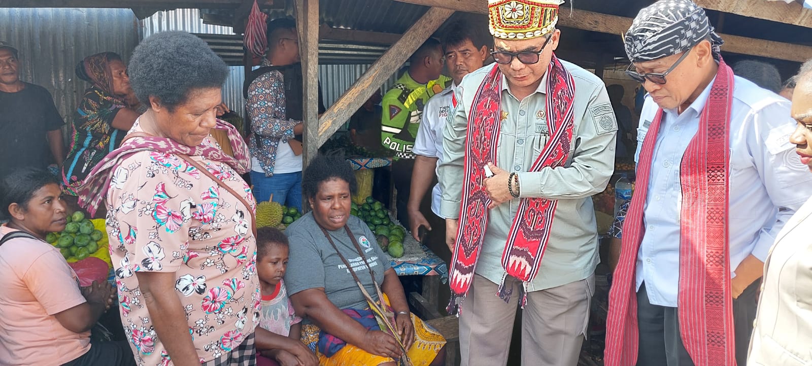 Wamentan Kunjungi Pasar Remu Sorong, Pastikan Pasokan Pangan dan Harga