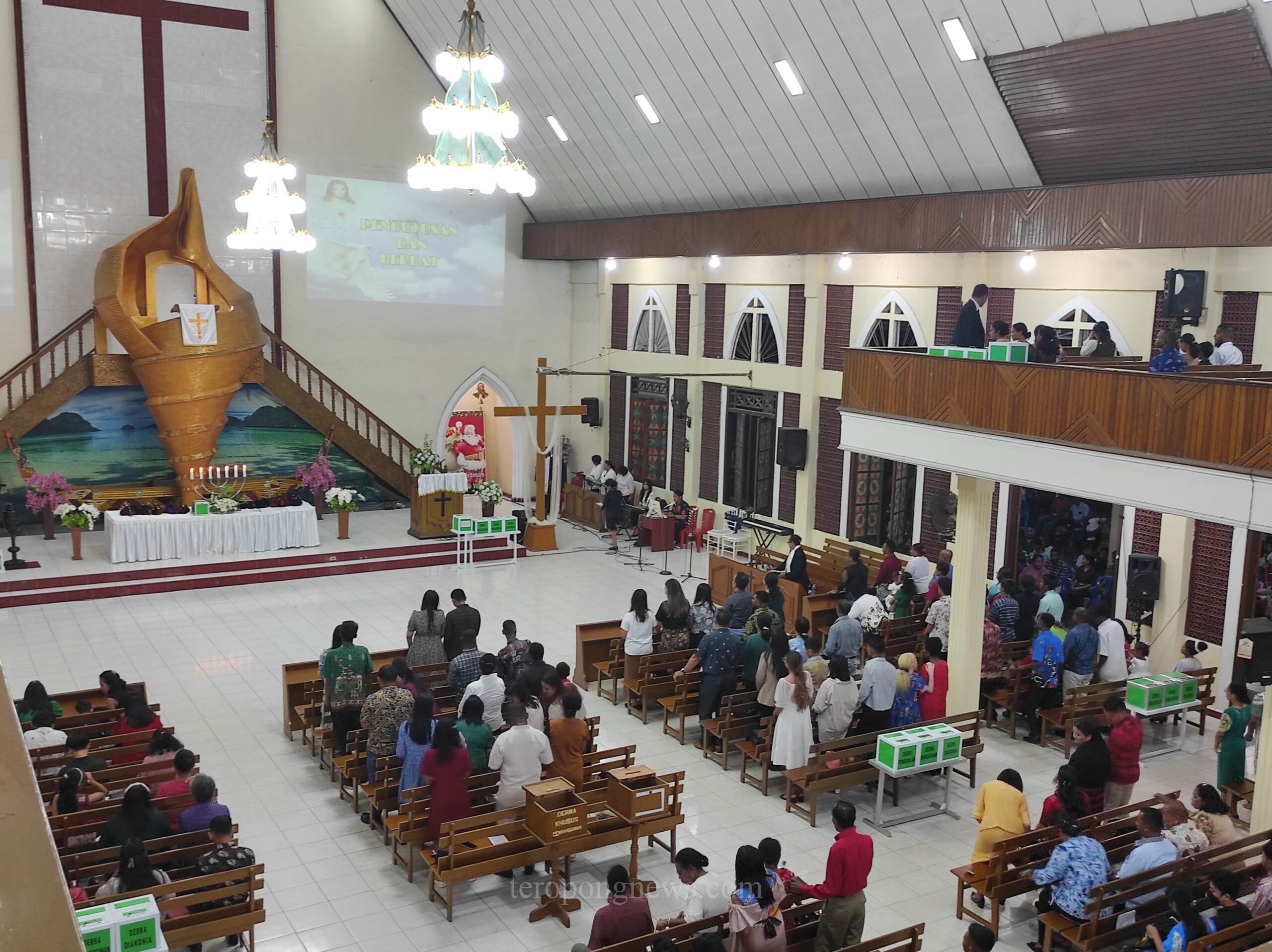Ibadah Malam Natal 2023, Jemaat GKI Maranatha Remu Sorong Membludak
