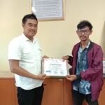 Aipda Basa Rahmat menerima piagam penghargaan dari Koordinator BEM Nusantara Maluku (Ist)