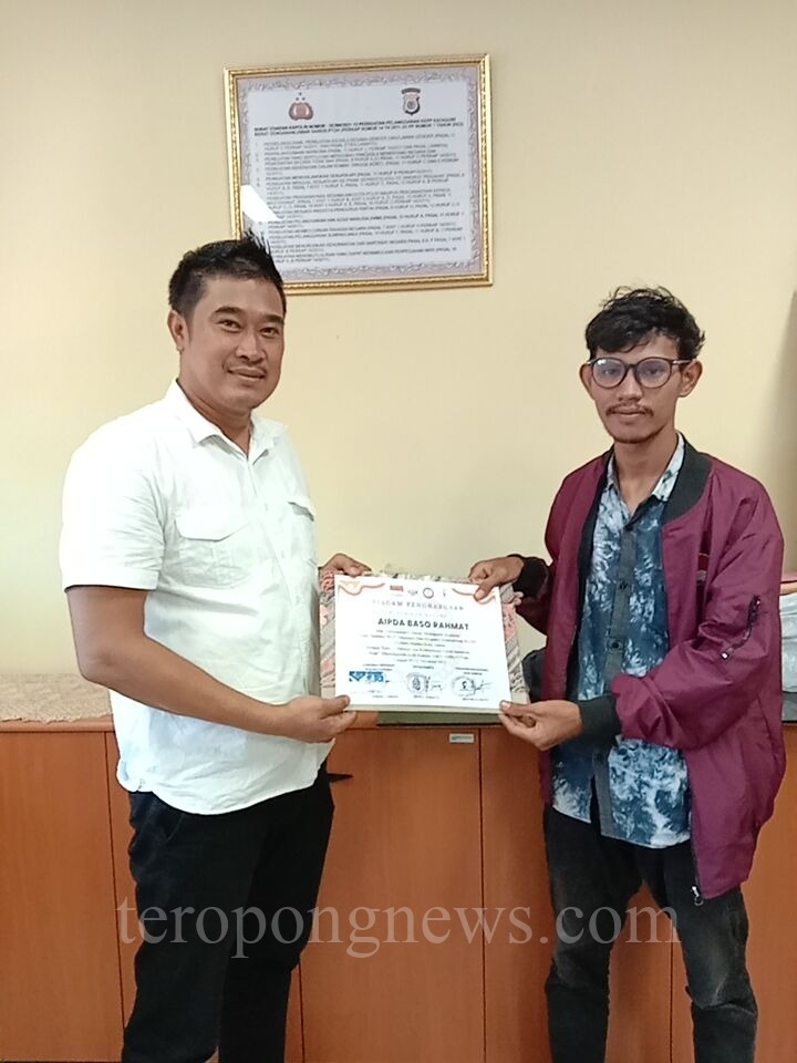 Aipda Basa Rahmat menerima piagam penghargaan dari Koordinator BEM Nusantara Maluku (Ist)