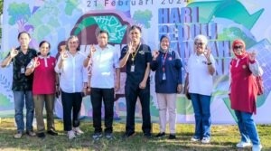 PJ Wali Kota Ambon dan ASN Bersihkan Sampah di Pantai Galala