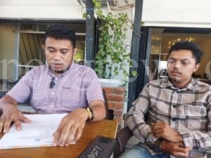 Efendi selaku kuasa hukum mendampingi Rafi Fauzan Aksal saat memberi keterangan pers kepada awak media di salah satu Cafe di Kota Sorong, Selasa (27/2/2024)