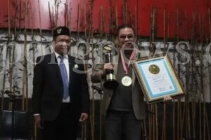 Menangkan Pilpres 5 Kali Berturut-turut, Denny JA Terima The Legend Award
