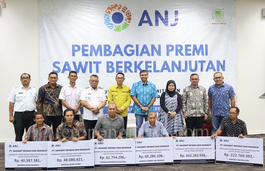 Anak Usaha ANJ Dukung Petani Sawit Belitung, Serahkan Premi Minyak Sawit Berkelanjutan
