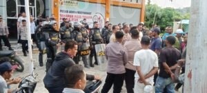 Puluhan Personil Gabungan Polres Raja Ampat di Siagakan Amankan Aksi Demo di Kantor Bawaslu