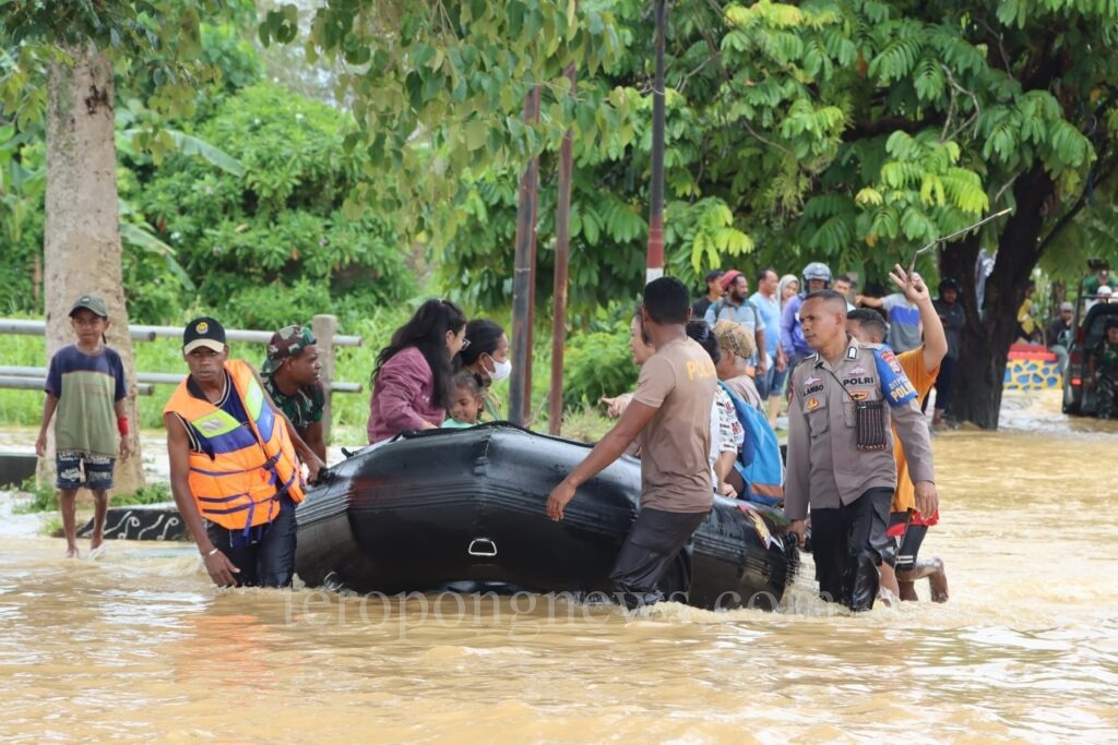 Polisi Kerahkan Personil Bantu Evakuasi Warga Terjebak Banjir di Kota Sorong