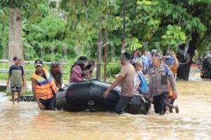 Polisi Kerahkan Personil Bantu Evakuasi Warga Terjebak Banjir di Kota Sorong