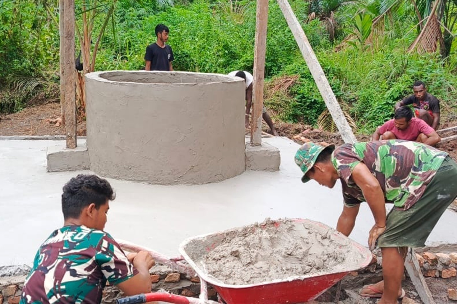 Pengerjaan sumur air bersih di Kampung Po Epe Merauke. Foto-Ist/TN