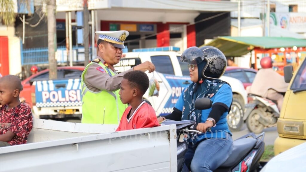 Satlantas Polresta Sorong Kota Bagi-Bagi Takjil Gratis Kepada Pengguna Jalan