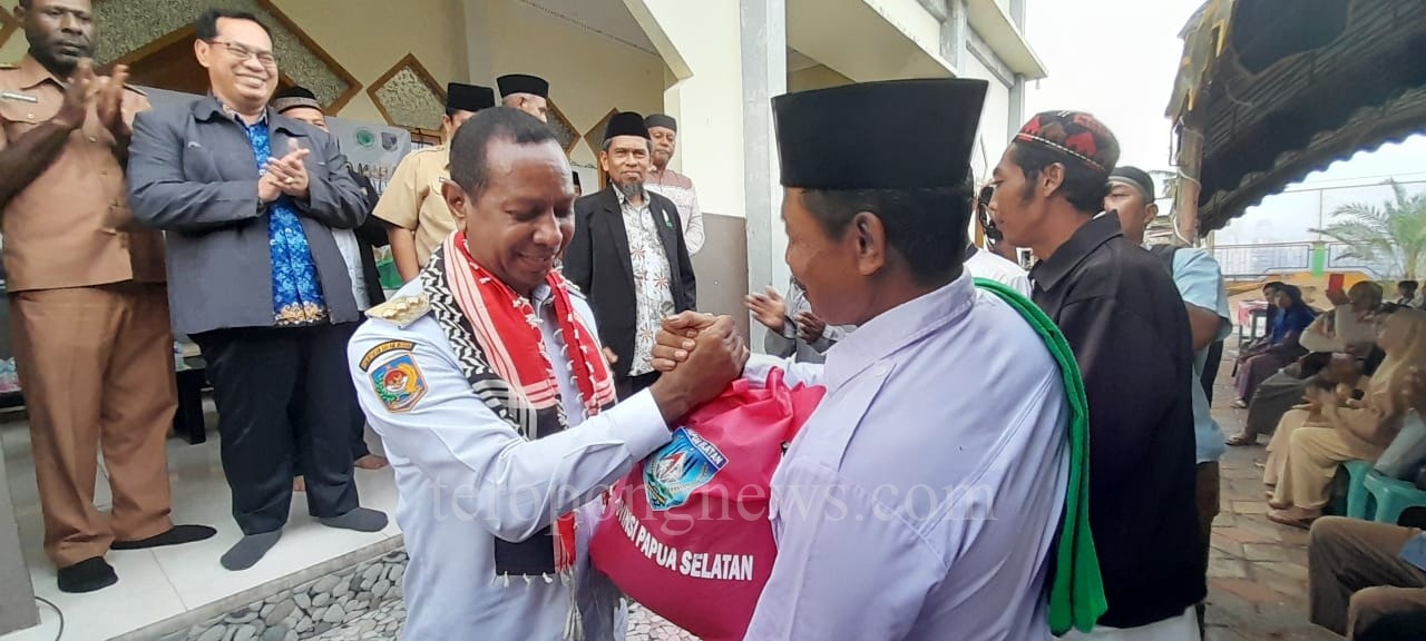 Penyerahan bantuan bahan makanan bagi umat muslim Semangga, Merauke. Foto-Getty/TN