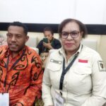Dua Komisioner Bawaslu PBD , Regina Gemenop dan Herdhi di sela - sela skorsing Rapat pleno Rekapitulasi Perhitungan Suara KPU Provinsi PBD
