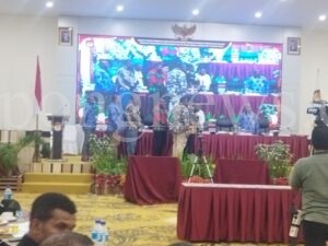Ketua KPU Maybrat, Dominggus Isir menyerahkan hasil rekapitulasi perhitungan suara yang telah disahkan kepada Ketua KPU Provinsi Papua Barat Daya, Andarias D. Kambu, Kamis (14/3/2024)