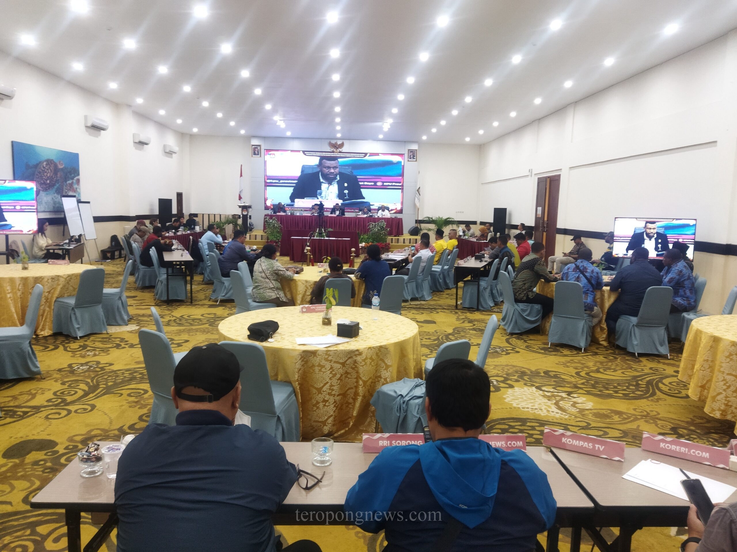 Suasana rapat pleno rekapitulasi perhitungan suara oleh KPU Papua Barat Daya di hari ke 10 untuk melakukan pengesahan hasil rekap, Minggu (17/3/2024)