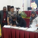 Ketua KPU Papua Barat Daya, Andarias D. Kambu menandatangi berita acara hasil Rekapitulasi suara, Minggu (17/3/2024)