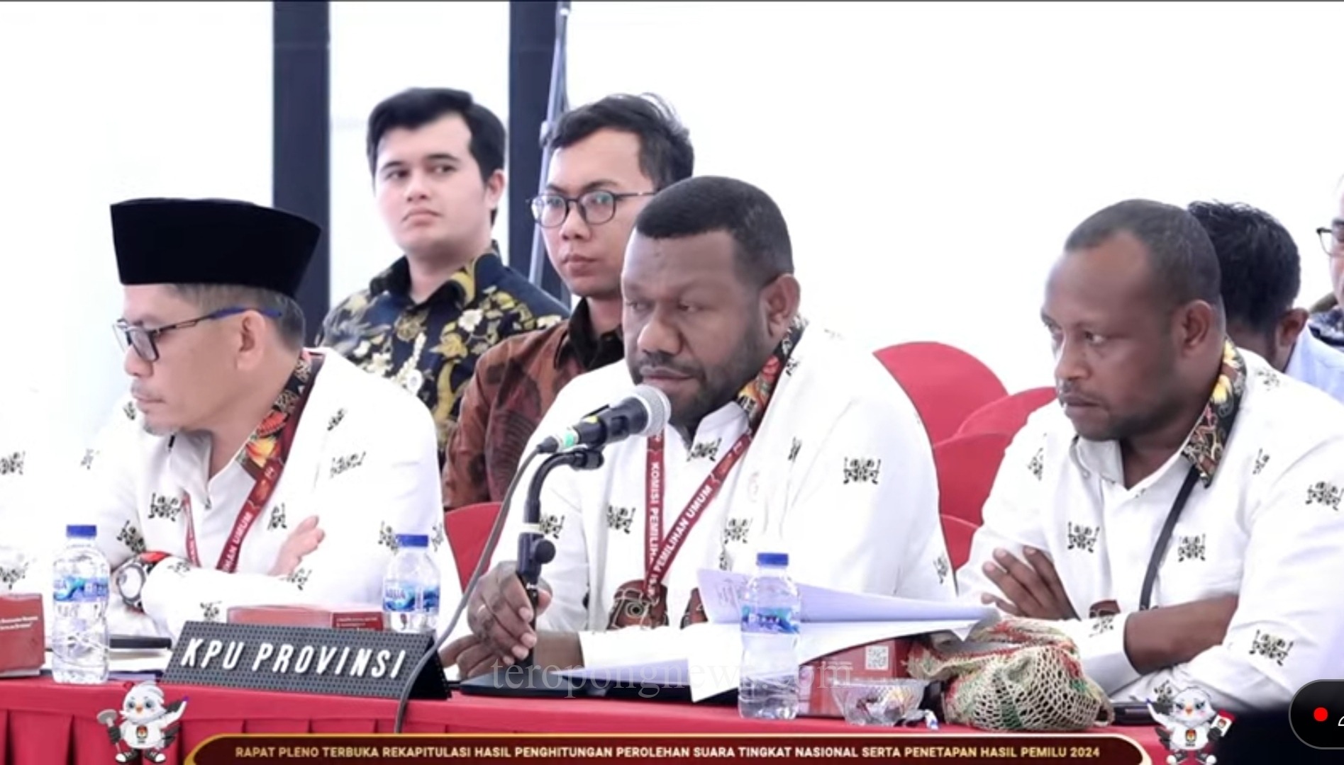 Ketua KPU Papua Barat Daya, Andarias D. Kambu memberi klarifikasi soal ribuan lembar C Plano di cetak di Kota Sorong, foto di screenshot dari Kanal You tube KPU RI.