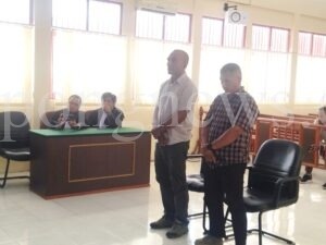 Terdakwa Ketua PPS Aimas Josias Riry dan Anggota KPPS TPS 05 Mariat Pantai sedang mendengarkan vonis Majelis Hakim PN Sorong, Kamis (21/3/2024).