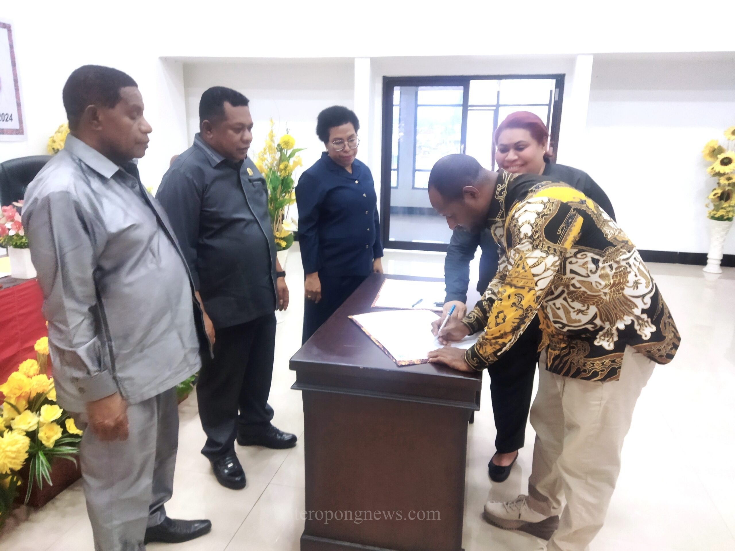 Penandatanganan SK Pansus Pemilu yang dikeluarkan oleh Pimpinan DPRD Kota Sorong oleh Ketua Pansus Pemilu, Auguste C. Sagrim di ruang rapat paripurna DPRD Kota Sorong, Kamis (28/3/2024)