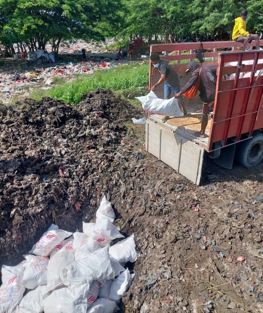 Pemusnahan daging ayam beku asal Surabaya. Foto-ist/TN