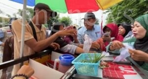 Ke Pasar Sukodono, BHS Kembali Beri Bantuan Pada Para Pedagang