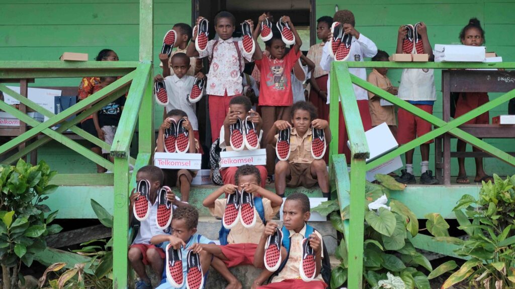 Telkomsel Salurkan Ratusan Pasang Sepatu Hasil Donasi Poin Pelanggan ke Sejumlah Pelajar di Papua