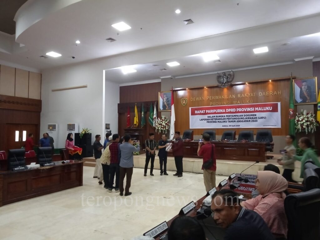 Pemprov Maluku Serahkan Dokumen LKPJ Gubernur ke DPRD