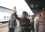 Bersama Kapolri, Panglima TNI Tinjau Puncak Arus Mudik Di Stasiun Pasar Senen