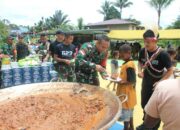 Pembagian rendang hasil oleh masakan dengan Kuali Merah Putih kepada anak - anak dan seluruh masyarakat Kampung Konja Raya