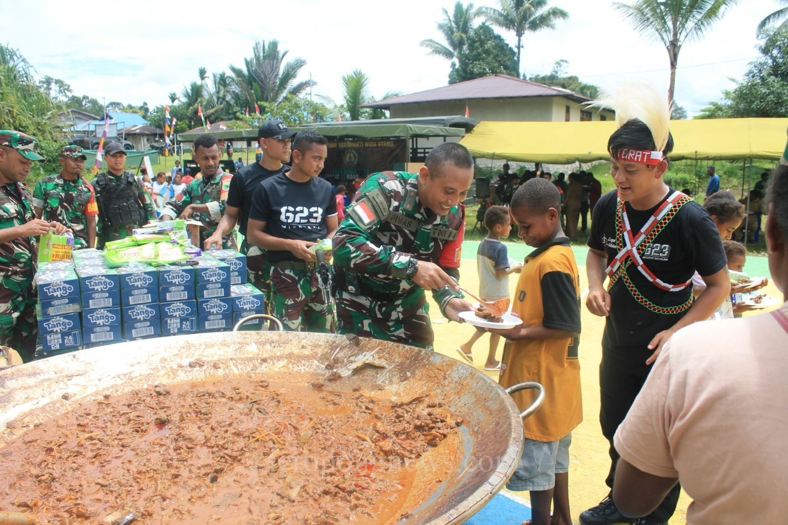 Pembagian rendang hasil oleh masakan dengan Kuali Merah Putih kepada anak - anak dan seluruh masyarakat Kampung Konja Raya
