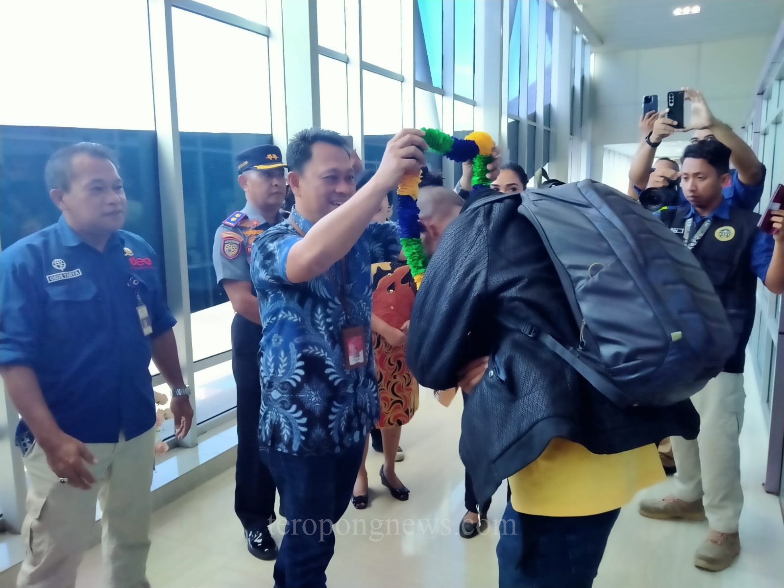 Kadis Pariwisata Provinsi PBD, Yusdi Lamatenggo mengalungkan bunga kepada penumpang Pesawat Transnusa sebagai pertanda resmi dibuka rute penerbangan Sorong - Ambon, Kamis (18/4/2024)