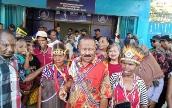 Mantan Bupati Tambrauw 2 Periode daftar Penjaringan bakal Calon Gubernur PBD dari Partai Demokrat di Sekretariat DPD Partai Demokrat Provinsi Papua Barat Daya, Kamis (18/4/2024)