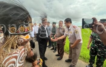 Kepala Karantina Pertanian Merauke, Papua Swlatan saat menyambut kedatangan Mentan ke Merauke. Foto-Ist/TN