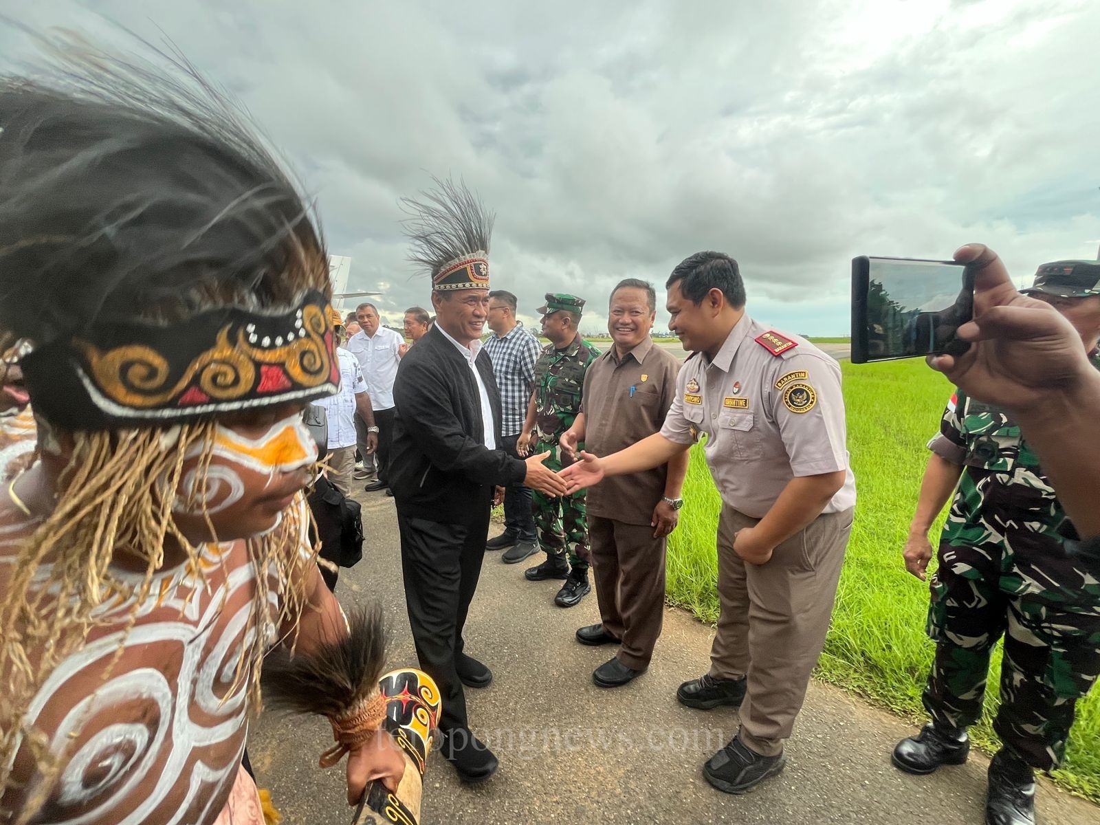 Kepala Karantina Pertanian Merauke, Papua Swlatan saat menyambut kedatangan Mentan ke Merauke. Foto-Ist/TN