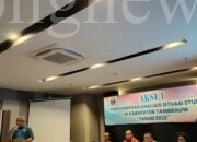 Kepala Bappeda Tambrauw yang sekaligus Wakil Ketua Tim Percepatan Penurunan Stunting di Kabupaten Tambrauw memberikan pemaparan di Hotel Aston Sorong, Sabtu (