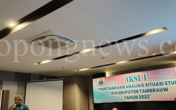 Kepala Bappeda Tambrauw yang sekaligus Wakil Ketua Tim Percepatan Penurunan Stunting di Kabupaten Tambrauw memberikan pemaparan di Hotel Aston Sorong, Jumat (19/4/2024)