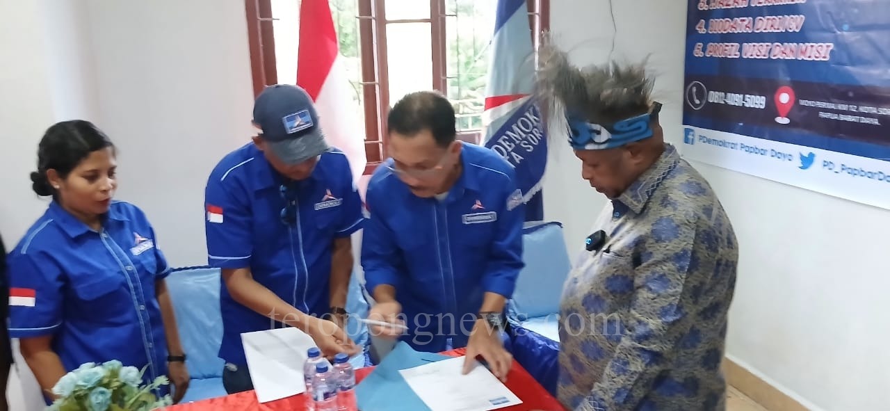 Bakal calon Walikota Sorong, Abner R. Jitmau mendaftar ke Partai Demokrat Kota Sorong, Sabtu (20/4/2024)
