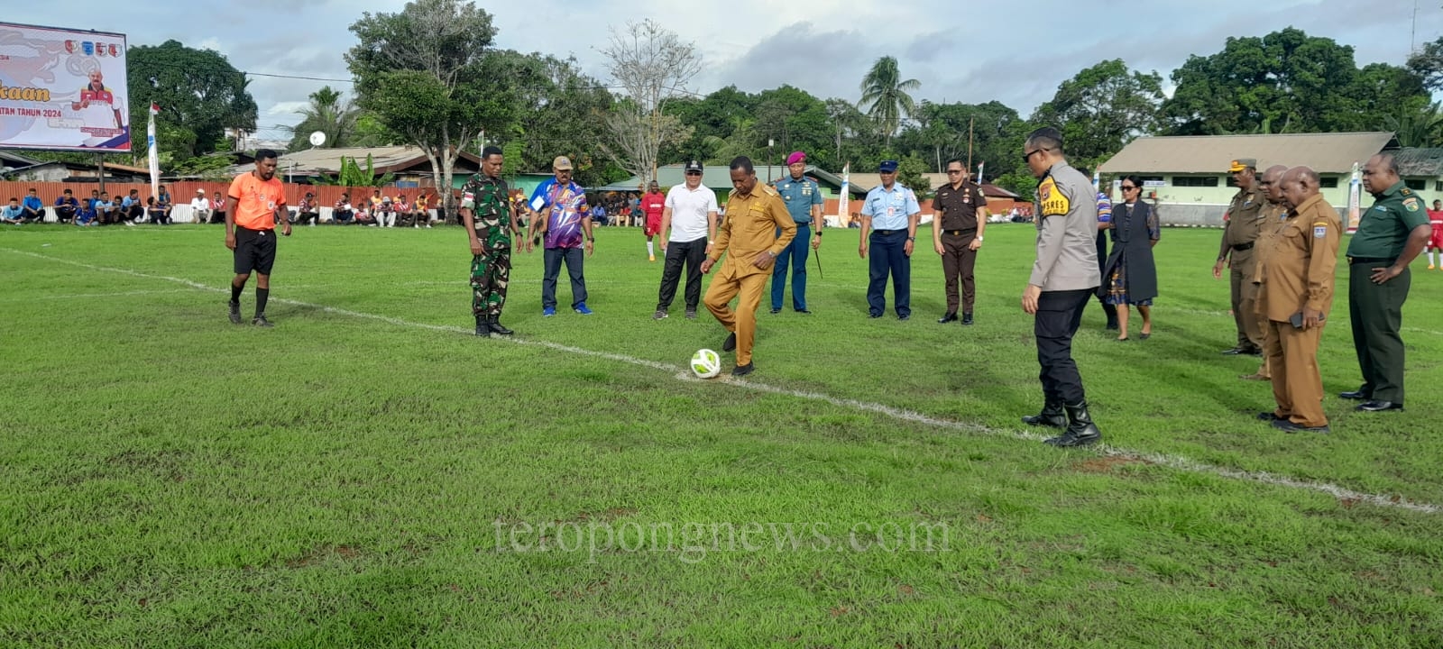 Kick off sepak bola oleh Pj Gubernur Papua Selatan, Apolo Safanpo di Lapangan Kodim 1707/Merauke. Foto-Getty/TN