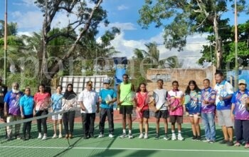 Foto bersama panitia POP SMA/SMK dan peserta Cabor Tenis Lapangan. Foto-Getty/TN