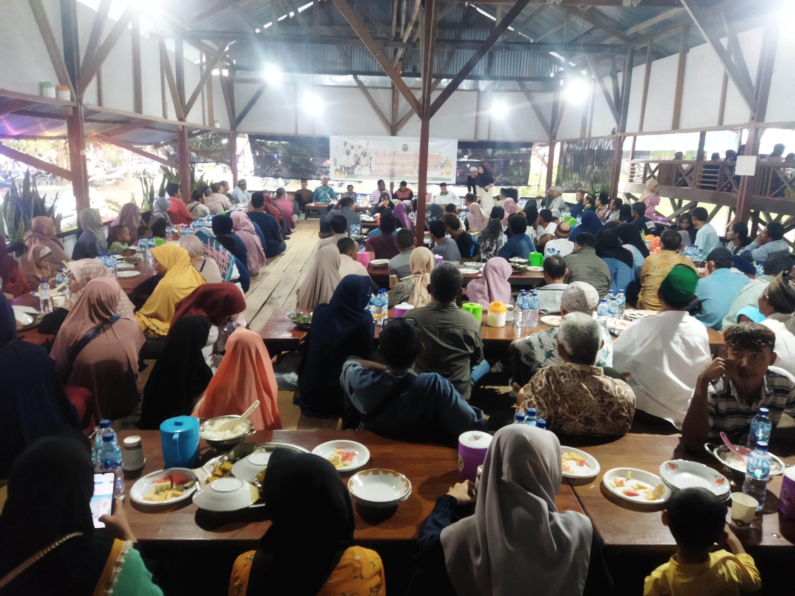 Suasana buka puasa bersama Bupati Elisa Kambu dengan umat Islam dari 3 distrik di Kabupaten Sorong di salah satu rumah makan , Sabtu (6/4/2024)
