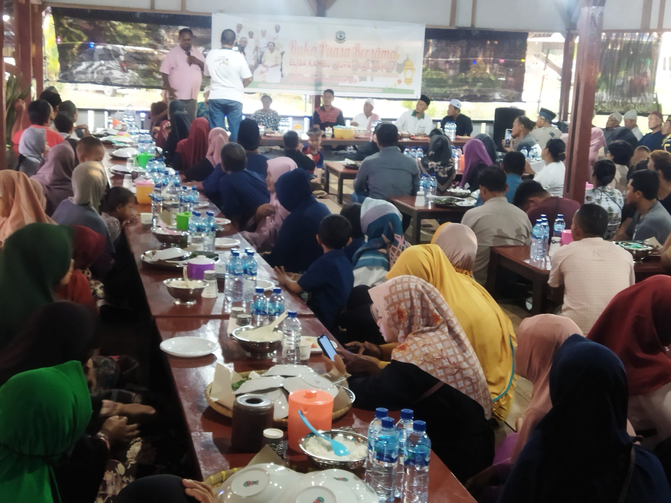 Bupati Asmat, Elisa Kambu sedang memberikan sambutan pada acara buka puasa bersama dengan umat muslim di Kabupaten Sorong, Sabtu (6/4/2024)
